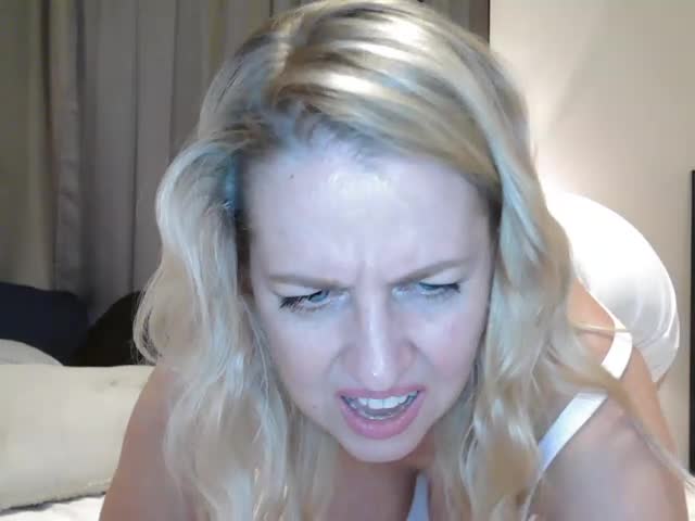 HollieBim Stripchat recorded on 2023-08-12 12:12:00 - SheWasLive