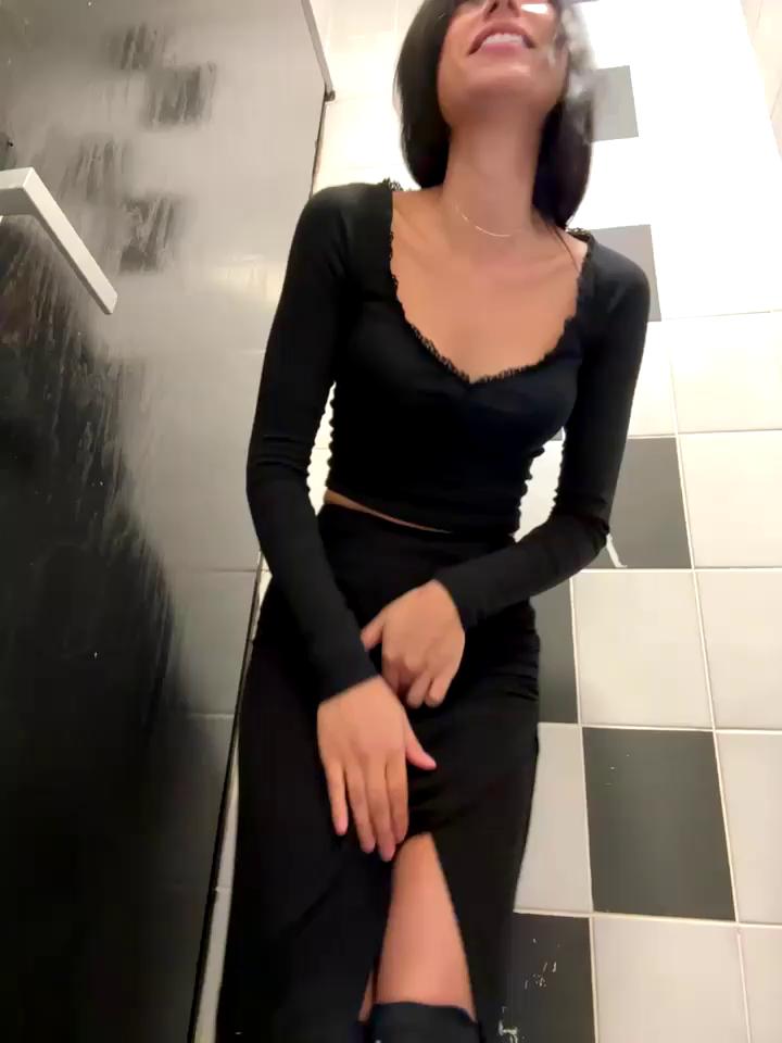 _MiaQueen_ Stripchat recorded on 2025-09-15 00:00:00 - SheWasLive