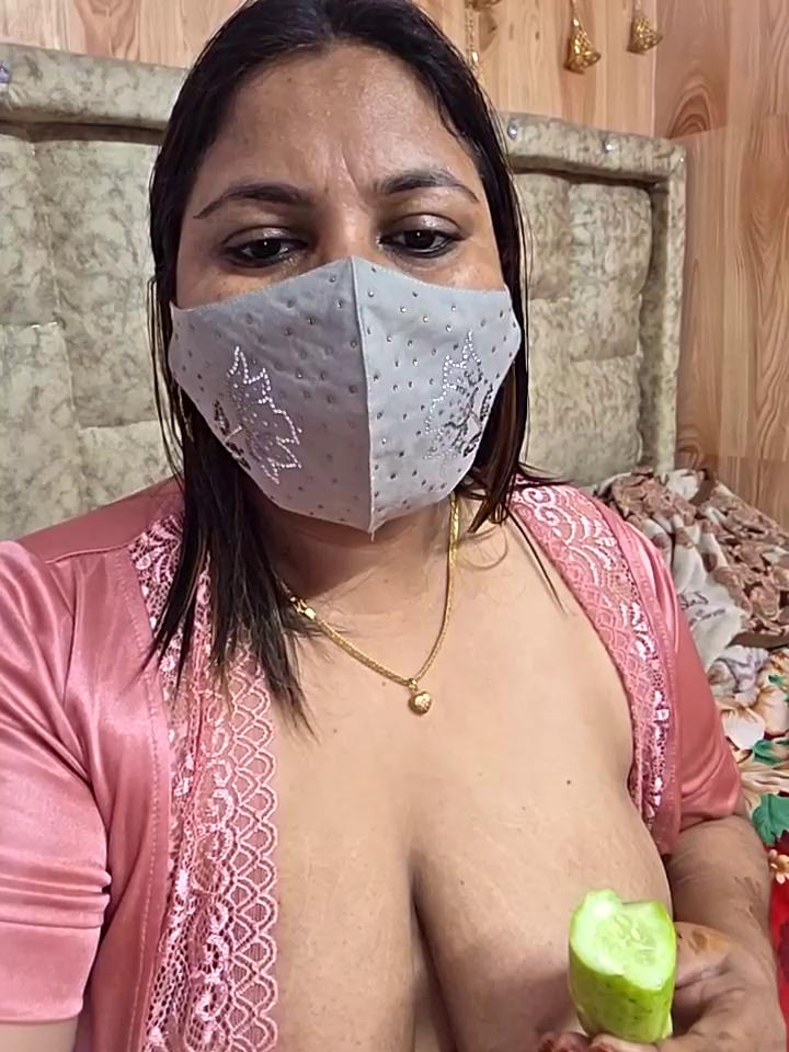 MOM-SUN-COUPLE Stripchat recording at 2025-10-05 00:00:00