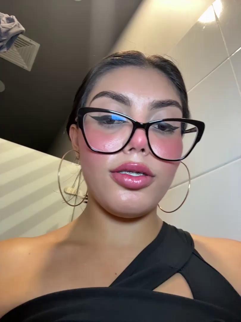 zui_lu Stripchat recording at 2025-10-05 00:00:00