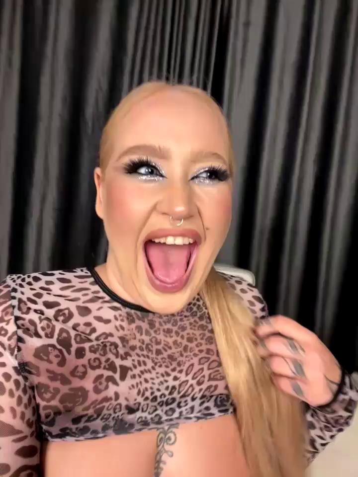 RollDolls Stripchat recording at 2025-10-12 00:00:00