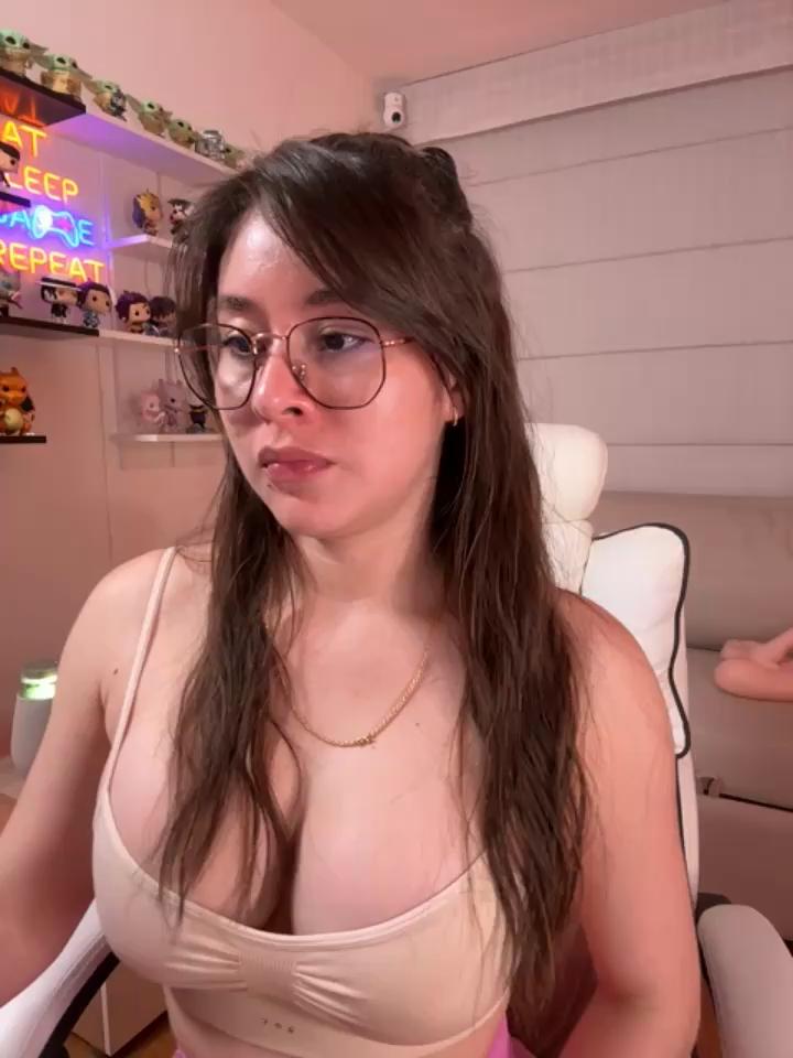 Sharon_07 Stripchat recording at 2025-10-18 00:00:00
