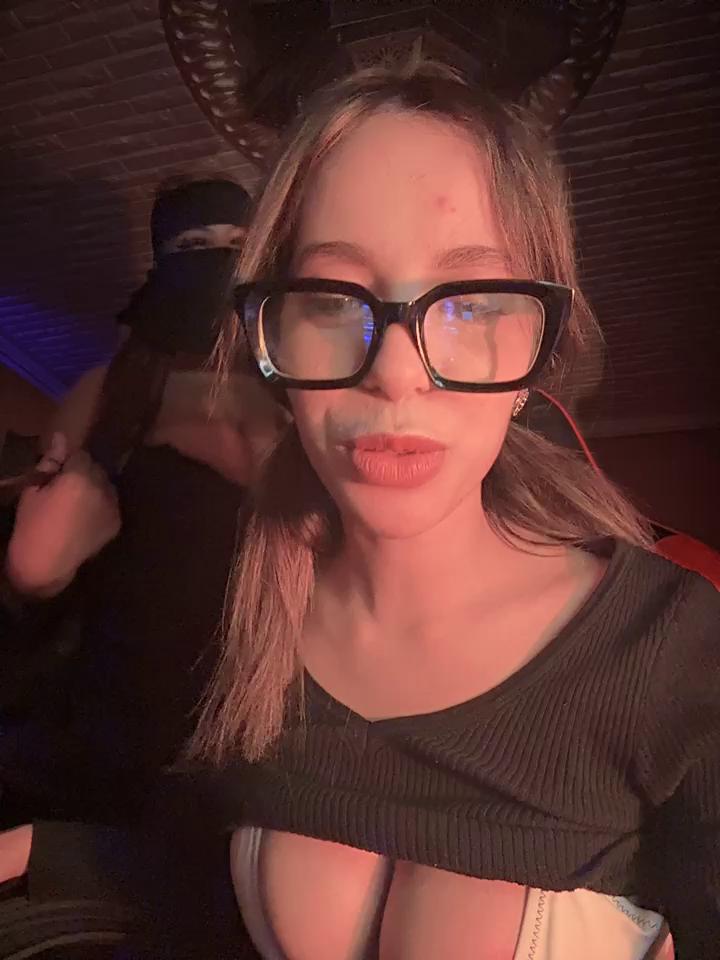 Queentaraf999 Stripchat recording at 2025-10-23 00:00:00