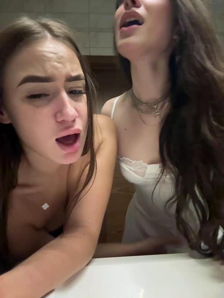 MayaGlow Stripchat recording at 2025-10-24 00:00:00
